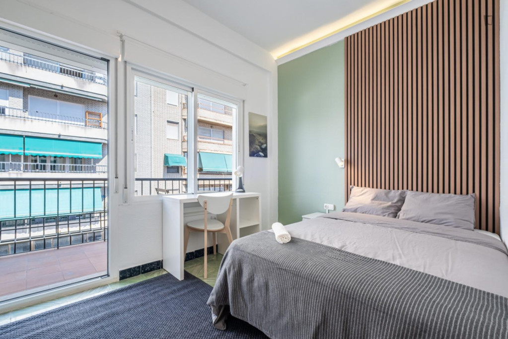 Welcoming double bedroom with a balcony, near the Terminal train station - Alicante - chambre - ImmoJeune