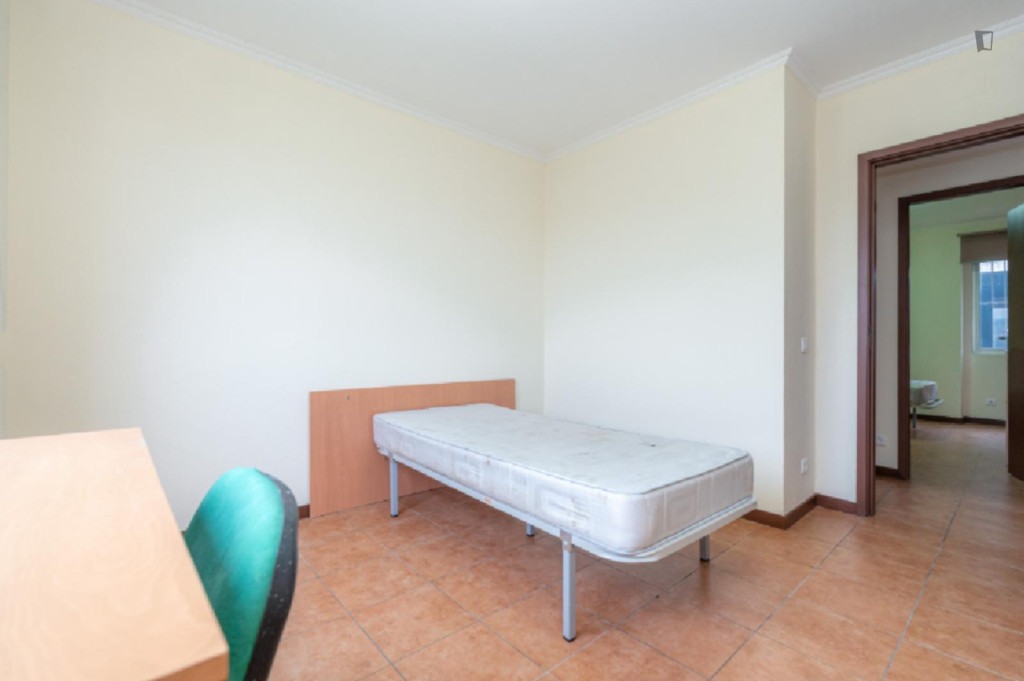 Cozy Single Bedroom close to Institute of Accounting and Administration - Coimbra - chambre - ImmoJeune