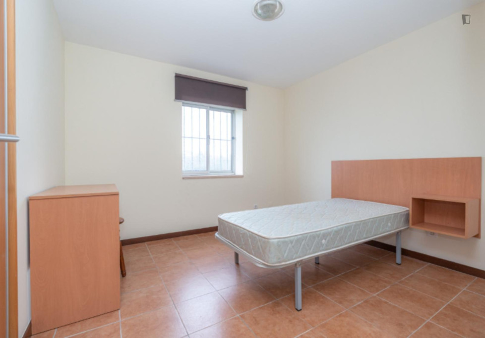 Comfy Single Bedroom close to Polytechnic Institute of Coimbra - Coimbra - chambre - ImmoJeune