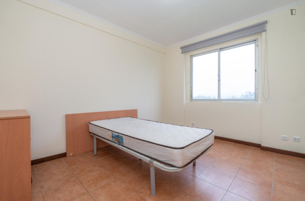 Thrilling Single Bedroom close to Agrarian School of Coimbra - Coimbra - chambre - ImmoJeune