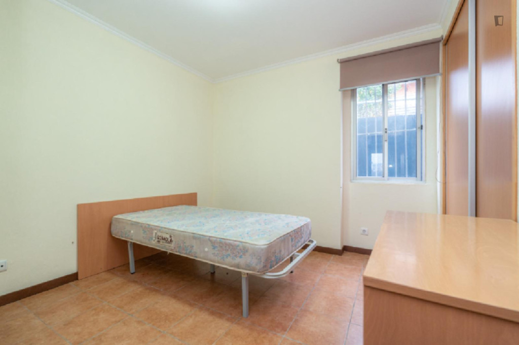 Tempting Single Bedroom close to Bencanta Train Station - Coimbra - chambre - ImmoJeune