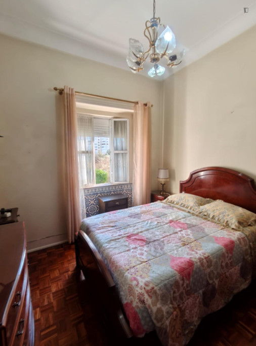 Exciting Double Bedroom close to Anjos Metro - Lisbonne - chambre - ImmoJeune