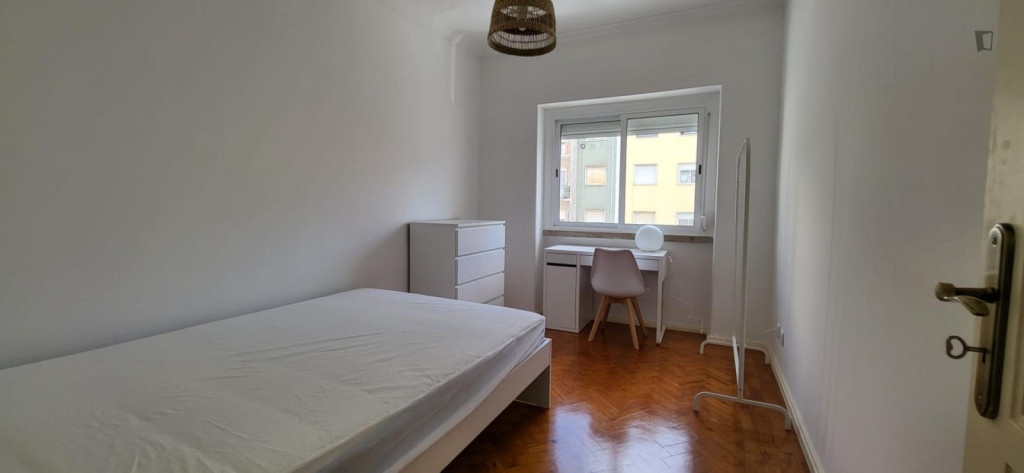 Sunny bedroom next to Queluz-Belas train - Lisbonne - chambre - ImmoJeune