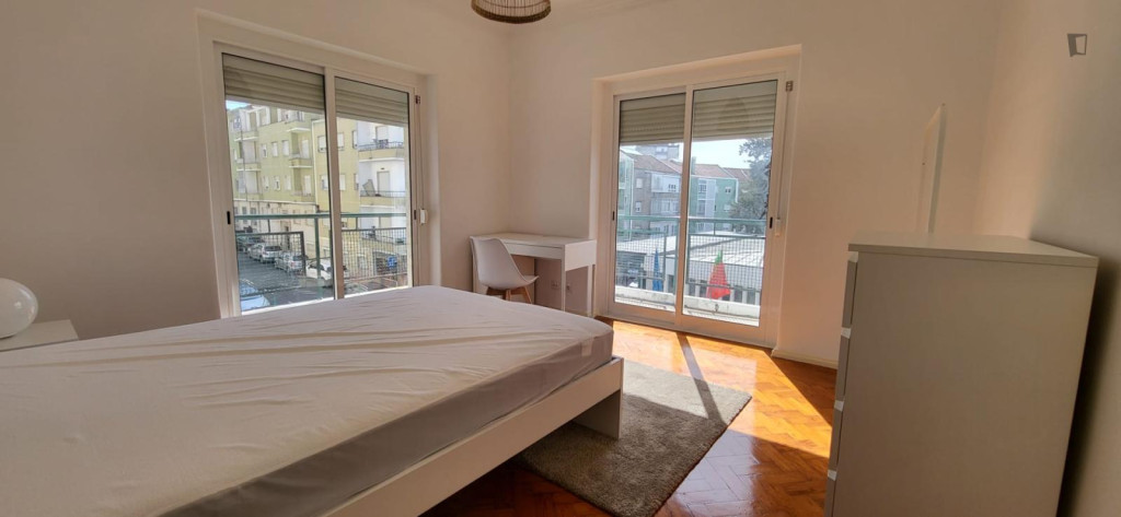 Nice bedroom with a balcony in Queluz - Lisbonne - chambre - ImmoJeune