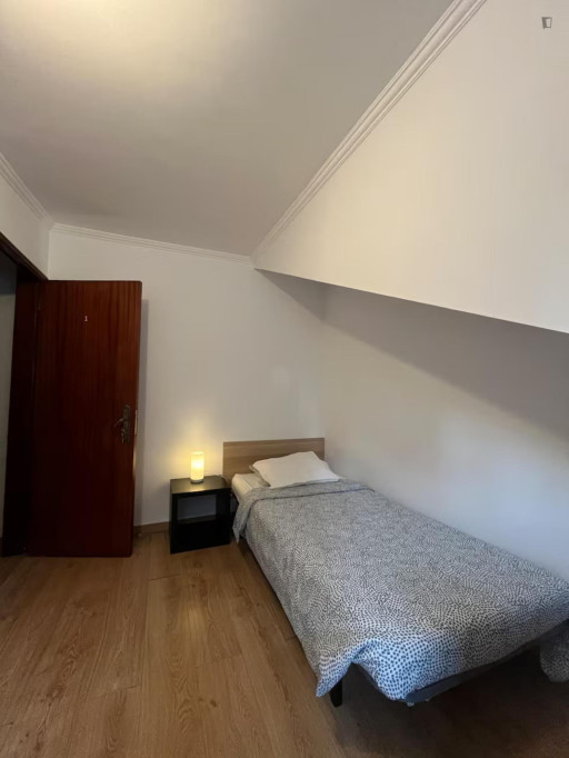 Nice Single Bedroom with a private balcony close to ISA University - Lisbonne - chambre - ImmoJeune