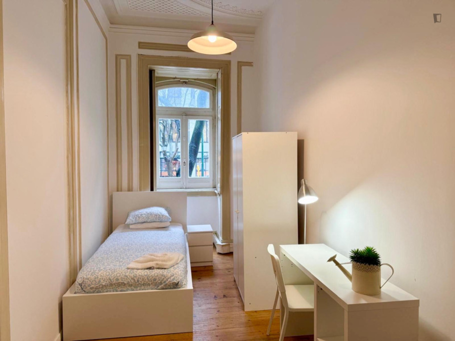 Great bedroom in a 8-bedroom flat - Lisbonne - chambre - ImmoJeune