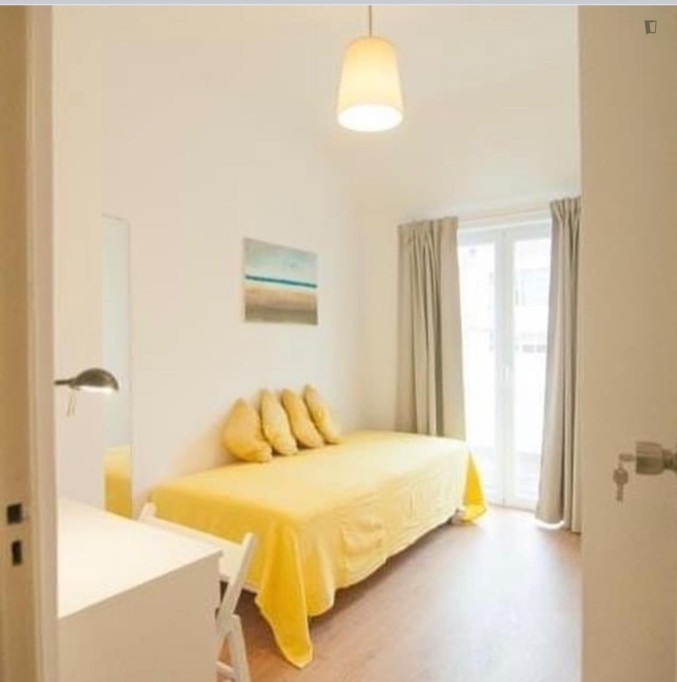 Pleasant Single Bedroom with a balcony close to IST University - Lisbonne - chambre - ImmoJeune