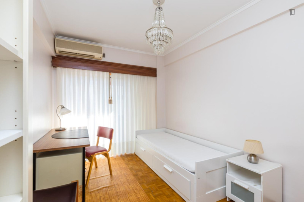 Comfy Single Bedroom w/ private balcony next to Uni. Lisboa and Lusófona - Lisbonne - chambre - ImmoJeune