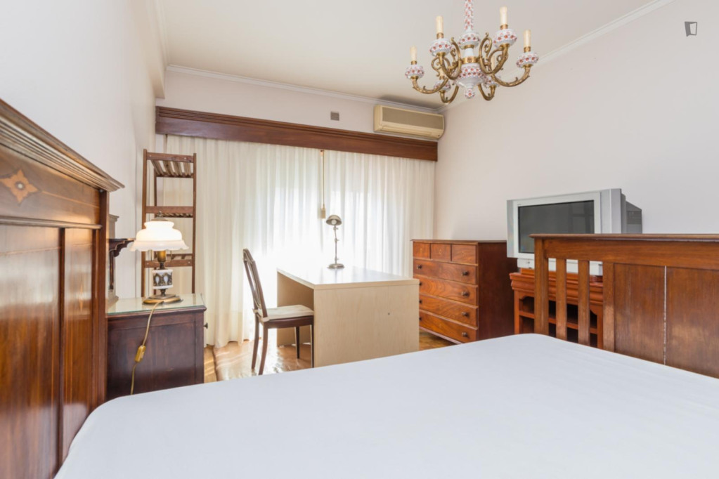 Comfy Double Bedroom w/ private balcony next to Univ. Lisboa and Católica - Lisbonne - chambre - ImmoJeune