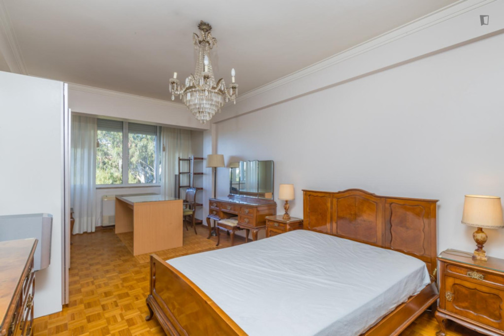 Astonishing Double Bedroom w/ private toilet next to Católica and Lusófona Uni. - Lisbonne - chambre - ImmoJeune