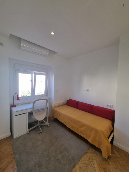 Modern air-conditioned room within walking distance of the university, metro, and train stations - Lisbonne - chambre - ImmoJeune
