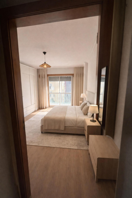 Alluring Double Bedroom with a balcony close to  Monte Abraão Train Station - Lisbonne - chambre - ImmoJeune