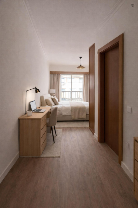 Delightful Double Bedroom with a private bathroom & balcony close to  Queluz - Belas Train Station - Lisbonne - chambre - ImmoJeune