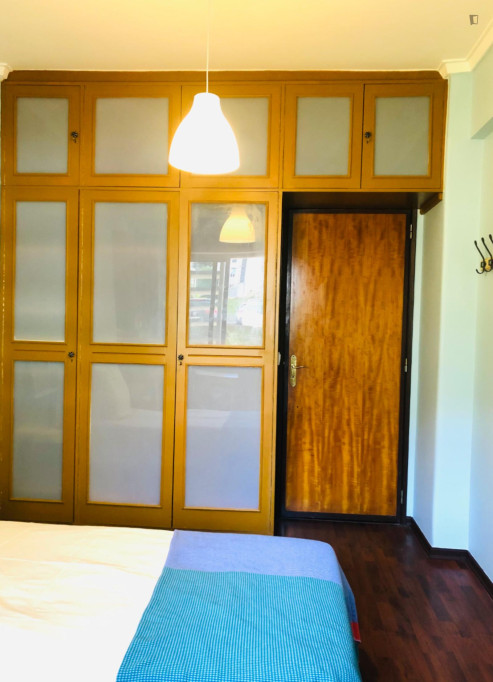 Sunny bedroom in a 5-bedroom flat - Lisbonne - chambre - ImmoJeune