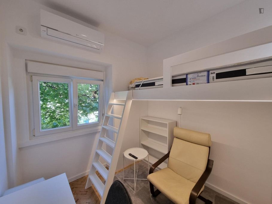 Modern air-conditioned room within walking distance of the university, metro, and train stations - Lisbonne - chambre - ImmoJeune