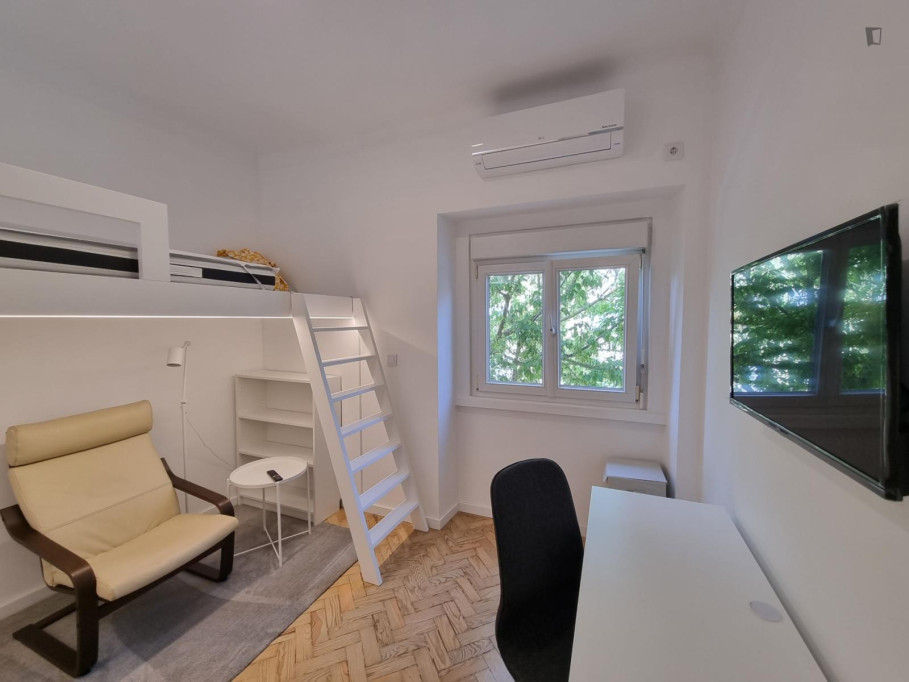 Modern air-conditioned room within walking distance of the university, metro, and train stations - Lisbonne - chambre - ImmoJeune