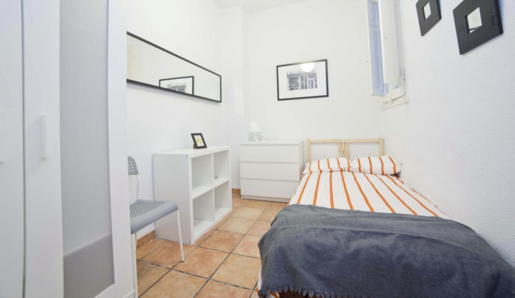 Pleasant single bedroom in a 5-bedroom flat, in l'Eixample - Valence - chambre - ImmoJeune