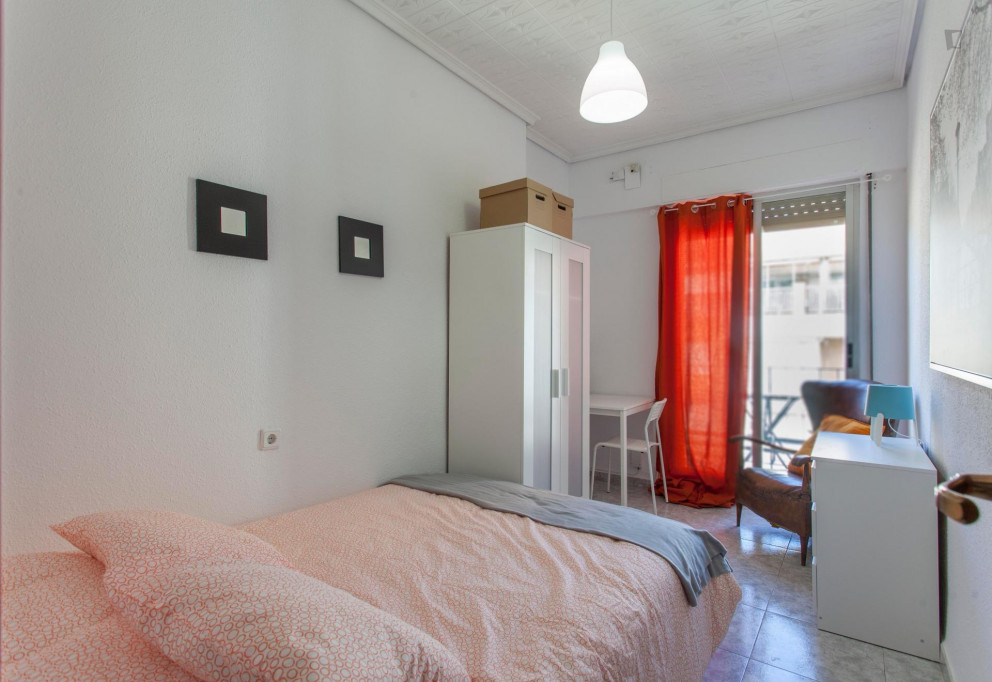 Exquisite double bedroom with a balcony, in La Saïdia - Valence - chambre - ImmoJeune