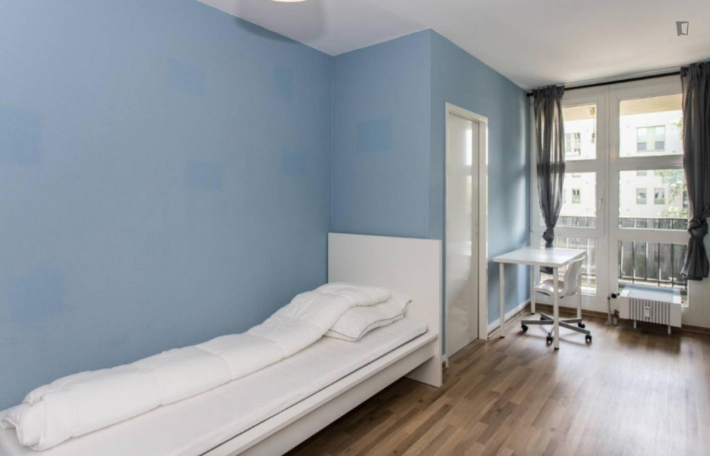 Nice and comfy room in 3-bedroom apartment in Kreuzberg - Berlin - chambre - ImmoJeune