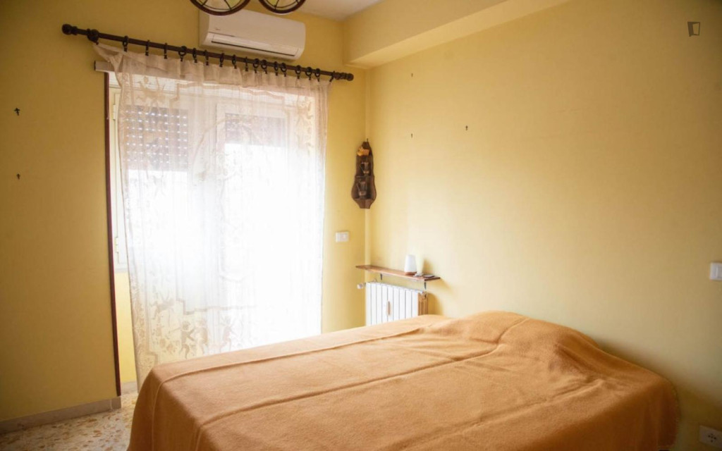 Excellent double bedroom near the Trastevere train station - Rome - chambre - ImmoJeune