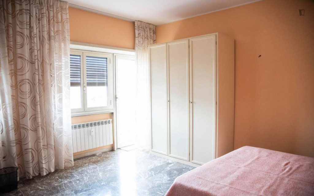Very double bedroom near the Trastevere train station - Rome - chambre - ImmoJeune