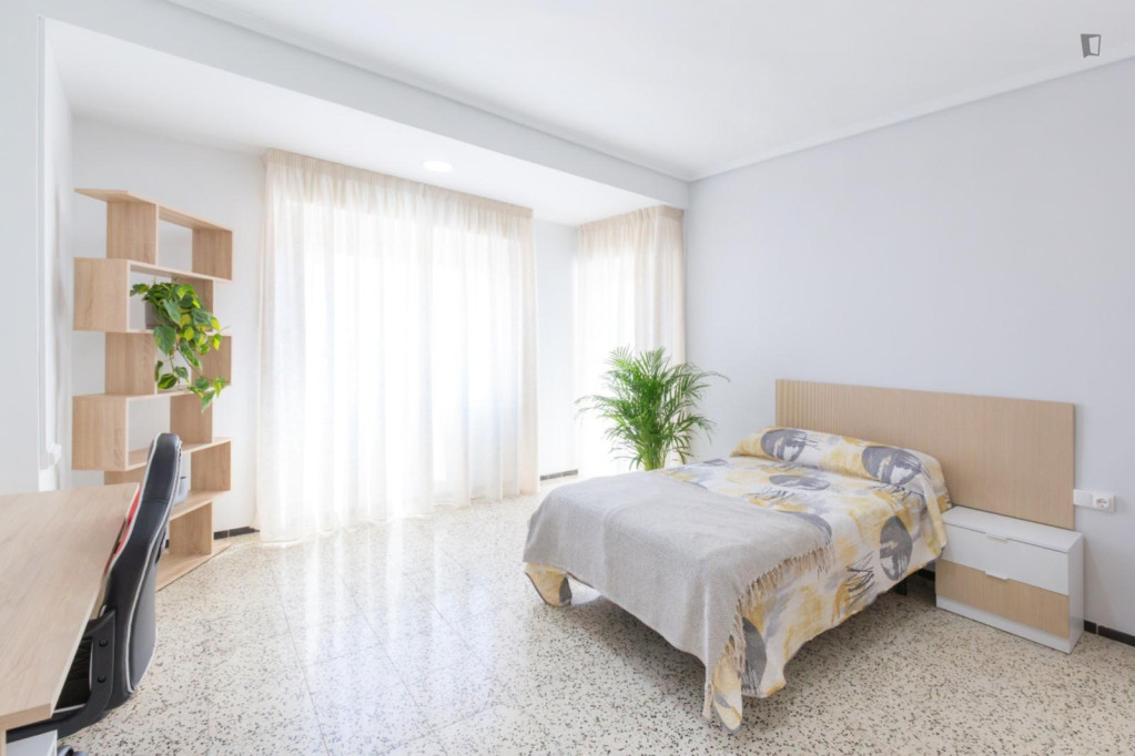 Single bedroom, with balcony, in 5-bedroom apartment - Elche - chambre - ImmoJeune