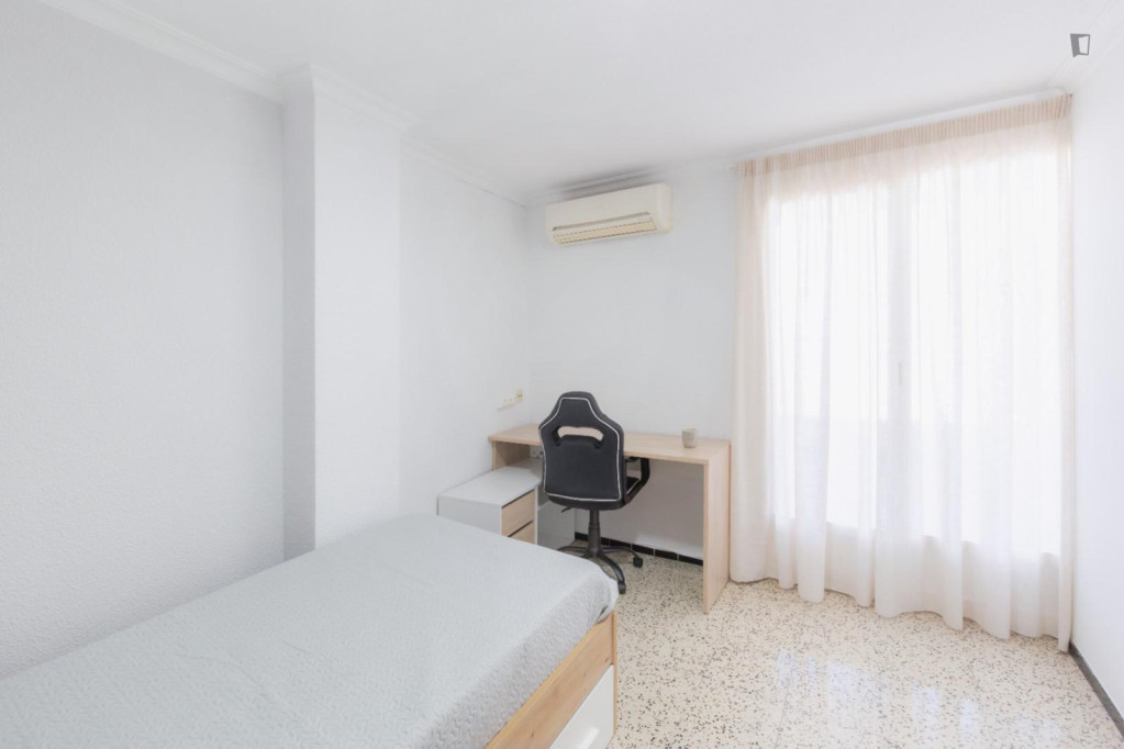 Single bedroom, with balcony, in 5-bedroom apartment - Elche - chambre - ImmoJeune