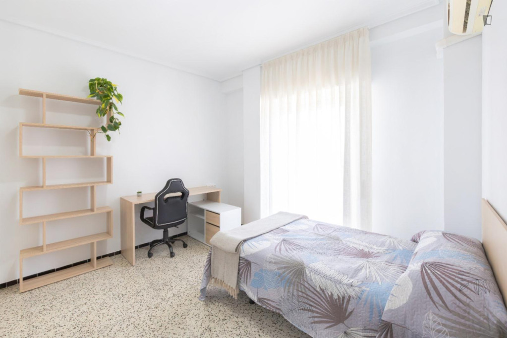Single bedroom, with balcony, in 5-bedroom apartment - Elche - chambre - ImmoJeune