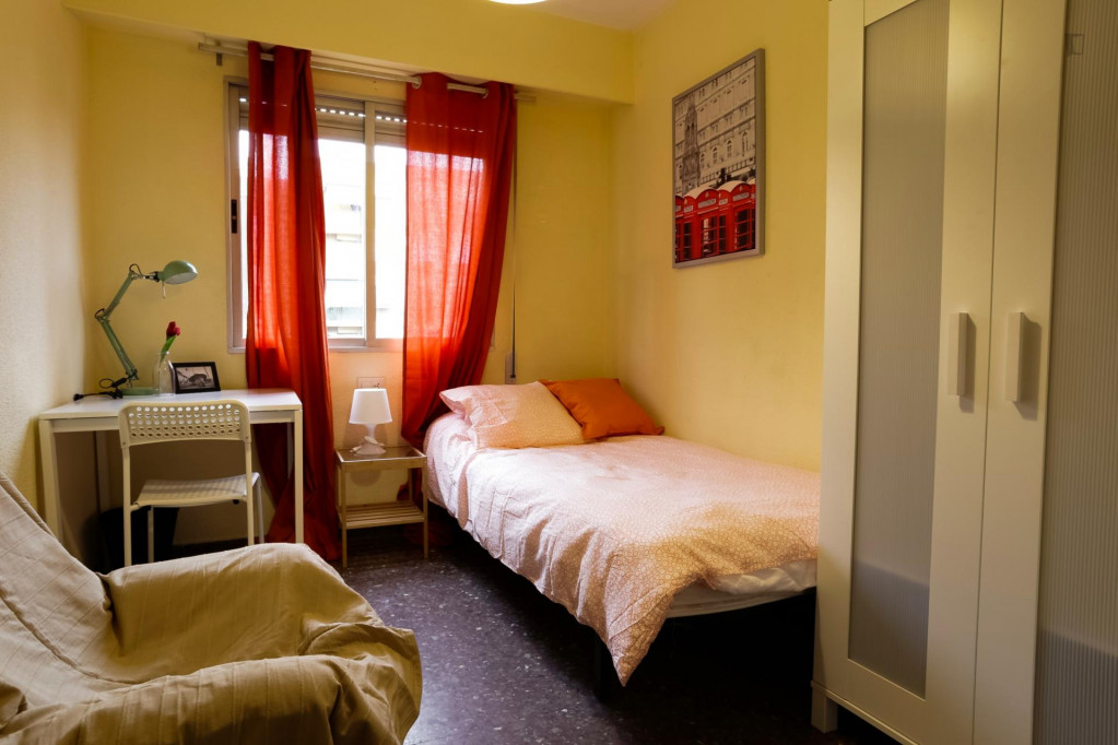 Snug Bed Bedroom close to Amistat-Casa de Salud Metro - Valence - chambre - ImmoJeune