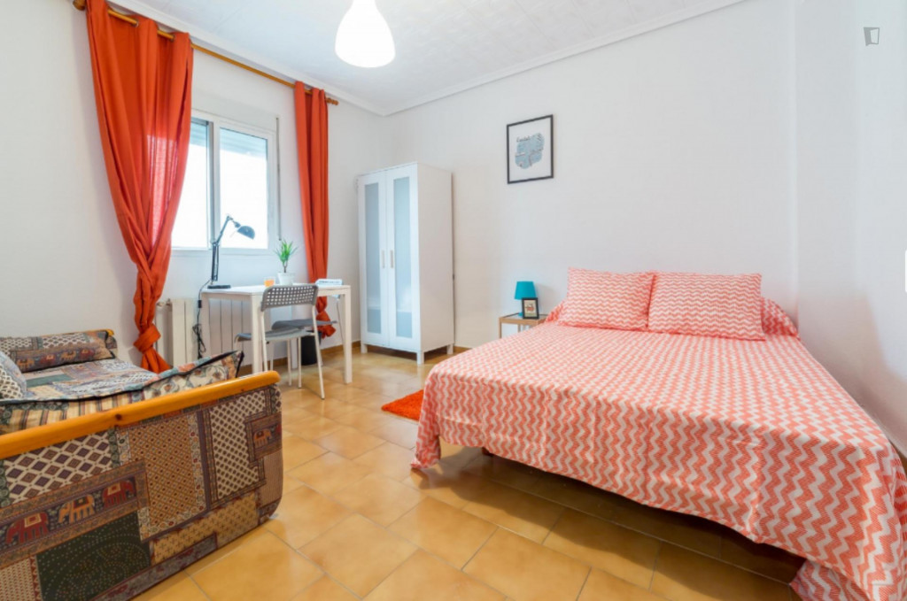 Cosy double bedroom in a 4-bedroom flat, in proximity to Universidad Internacional Valenciana - Valence - chambre - ImmoJeune