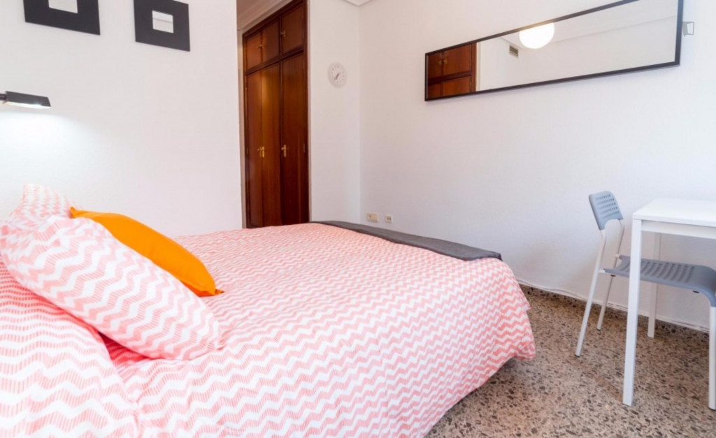Charming double ensuite bedroom in trendy Algirós - Valence - chambre - ImmoJeune