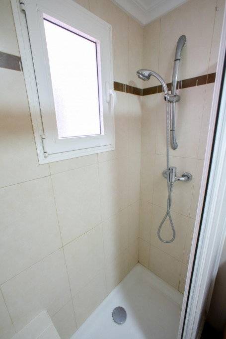 Nice double bedroom in a 4-bedroom apartment near València-Cabanyal train station