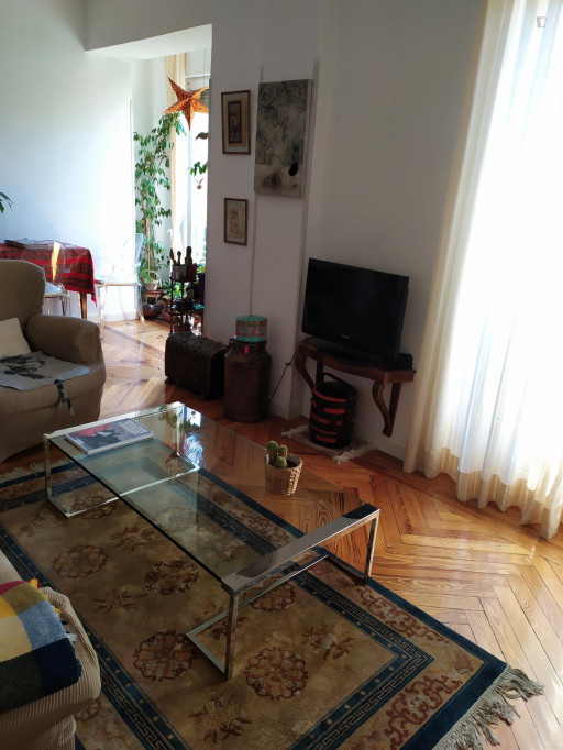 Single bedroom in 2-bedroom apartment