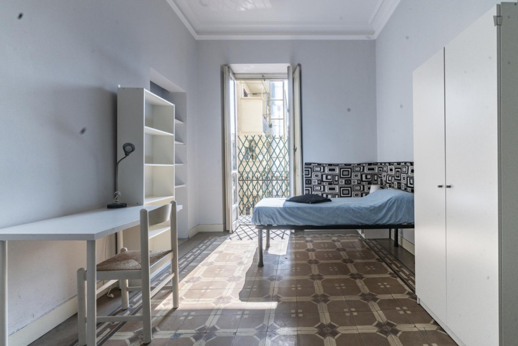 Single bedroom, with balcony, in 4-bedroom apartment - Turin - chambre - ImmoJeune