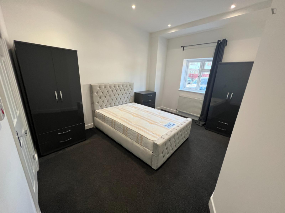 Welcoming double ensuite bedroom in Wembley - London - chambre - ImmoJeune