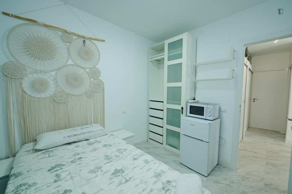 Cozy single bedroom in house with patio well connected to the city center - Madrid - chambre - ImmoJeune