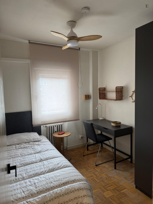 Cozy single bedroom in modern apartment well connected to the city center - Madrid - chambre - ImmoJeune