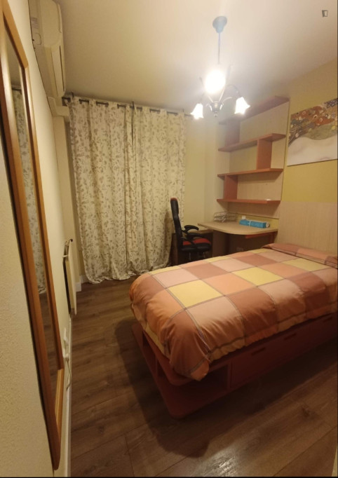 Spacious single bedroom in Leganés, facing a pedestrian street, two minutes from the metro - Madrid - chambre - ImmoJeune