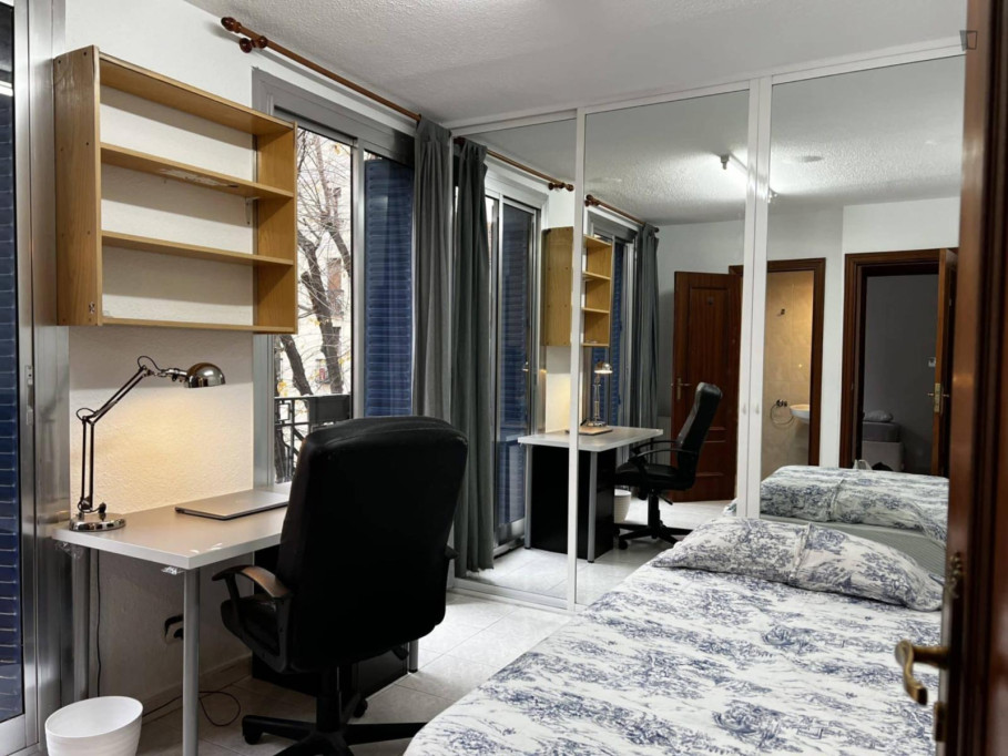 Nice ensuite single bedroom in Rios Rosas - Madrid - chambre - ImmoJeune