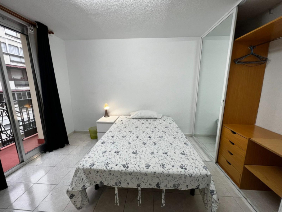 Modern ensuite double bedroom in Rios Rosas - Madrid - chambre - ImmoJeune