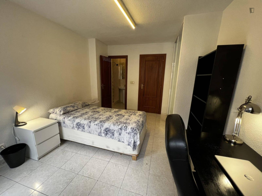 Bright double ensuite bedroom in Rios Rosas - Madrid - chambre - ImmoJeune