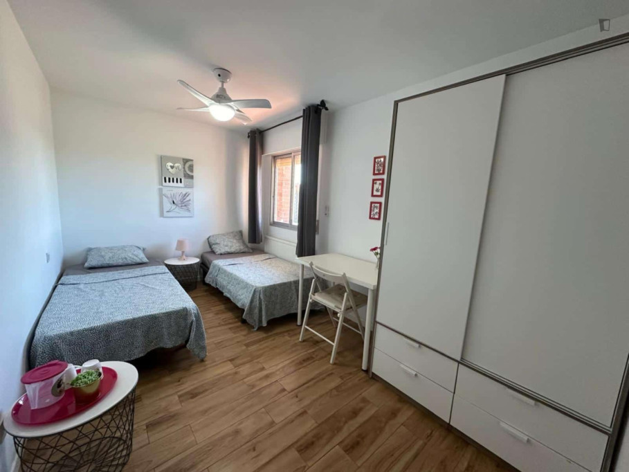 Neat ensuite twin bedroom in Puerta de Vallecas - Madrid - chambre - ImmoJeune