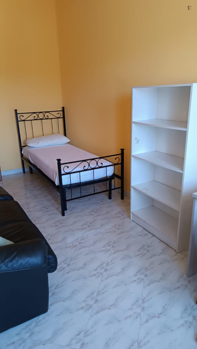 Single bedroom, with balcony, in 6-bedroom apartment - Siena - chambre - ImmoJeune