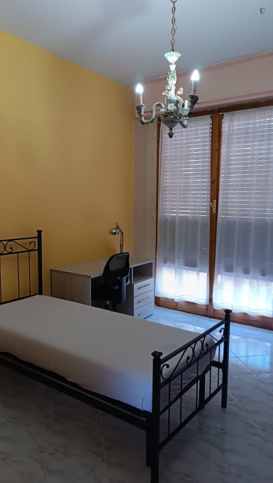Single Bedroom with Balcony in Siena - Siena - chambre - ImmoJeune