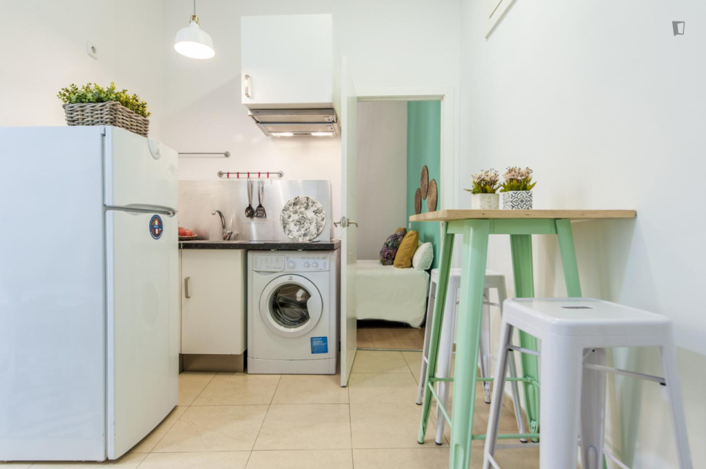 Beautiful 1-bedroom apartment with balcony on the famous Cava Baja - Madrid - chambre - ImmoJeune