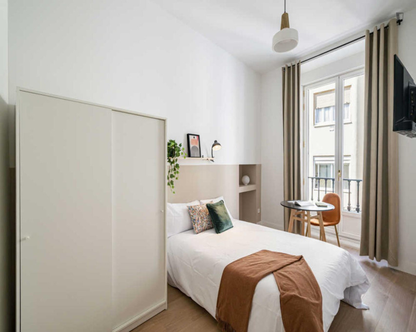 Sunny double ensuite bedroom near the Callao metro - Madrid - chambre - ImmoJeune