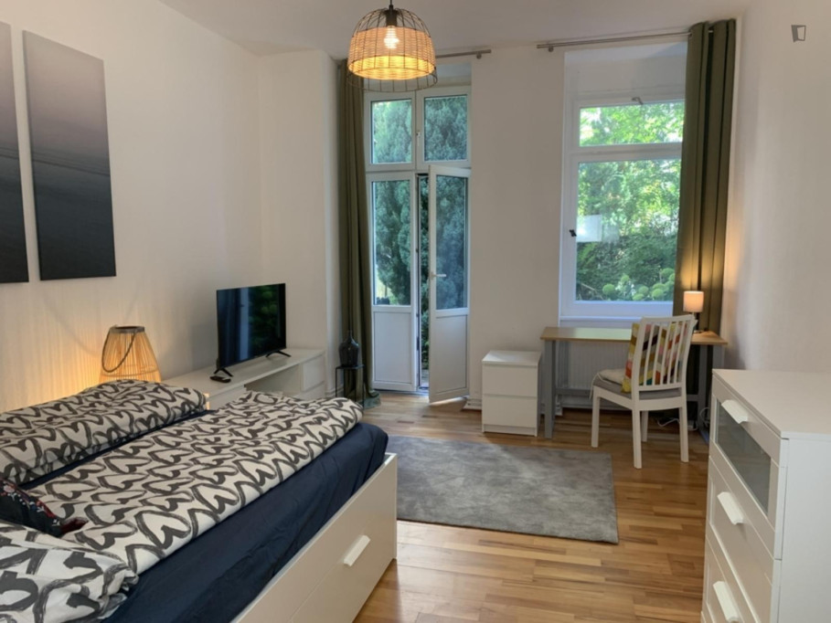 Large One Bedroom Apartment near Volkspark Friedrichshain - Berlin - chambre - ImmoJeune