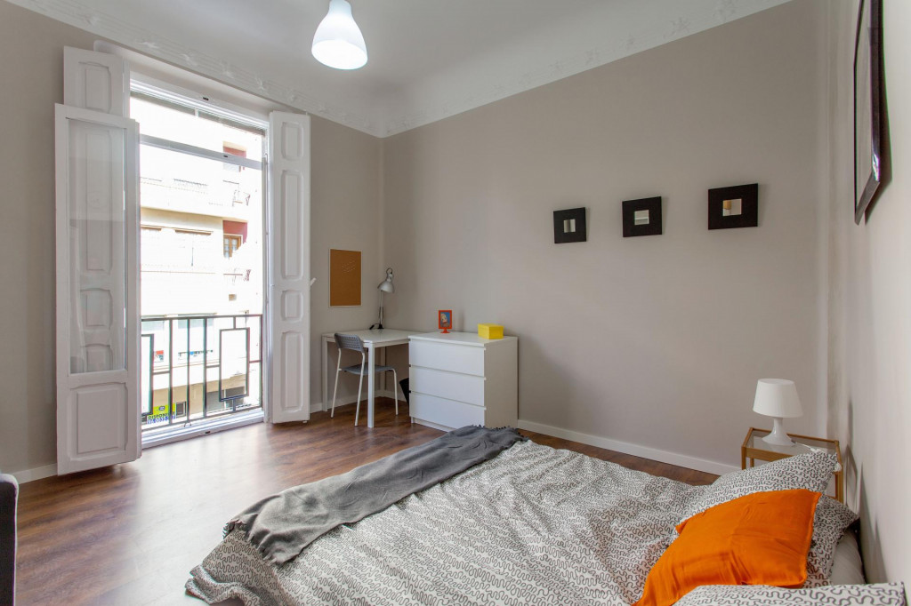 Fantastic double bedroom in a 6-bedroom apartment in Eixample