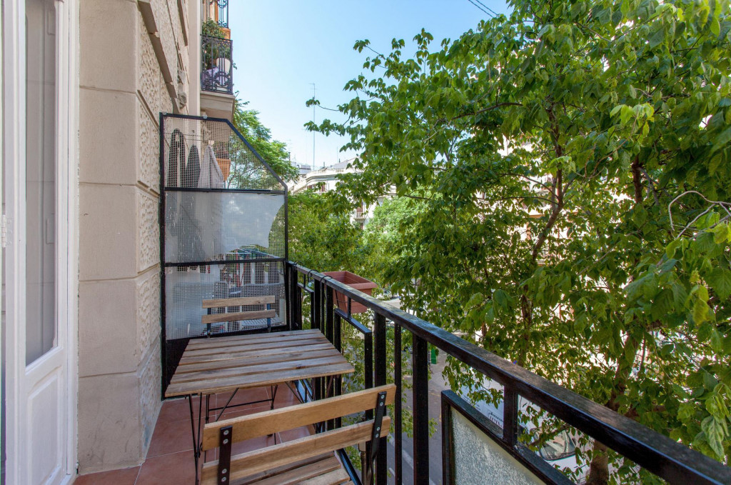 Fantastic double bedroom in a 6-bedroom apartment in Eixample