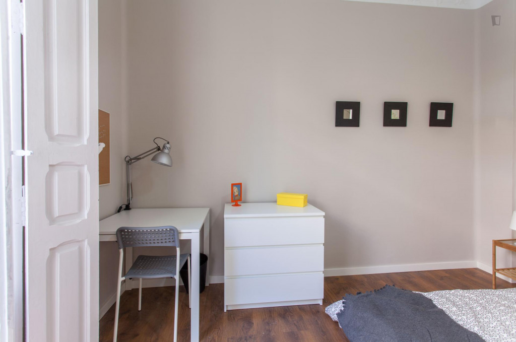 Fantastic double bedroom in a 6-bedroom apartment in Eixample